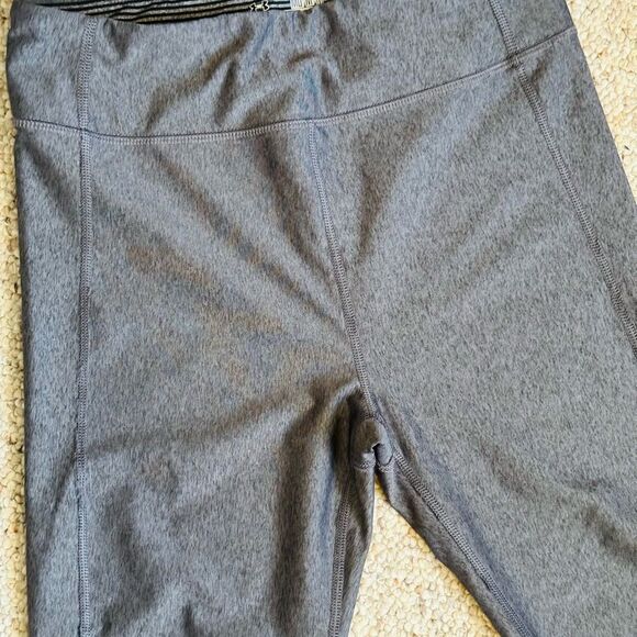 Under Armour Gray and Black Stretch Capris - Picture 3 of 9